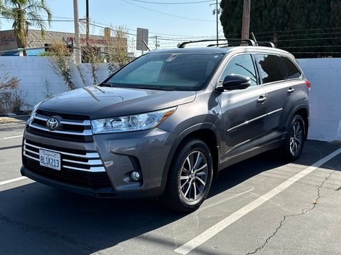 Used 2019 Toyota Highlander XLE AWD/4WD image 3