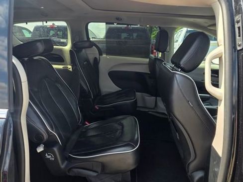 Used 2023 Chrysler Pacifica Limited FWD image 13