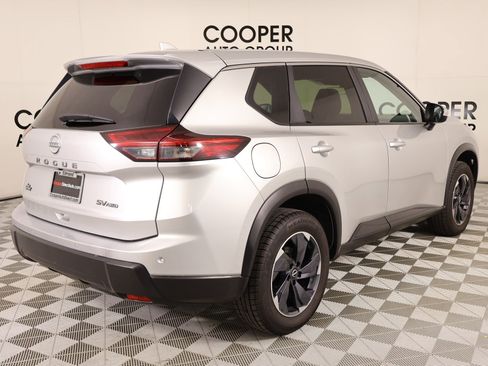 Used 2024 Nissan Rogue SV image 19