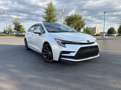Used 2023 Toyota Corolla XSE FWD image 2