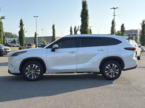 Used 2024 Toyota Highlander XLE FWD image 6