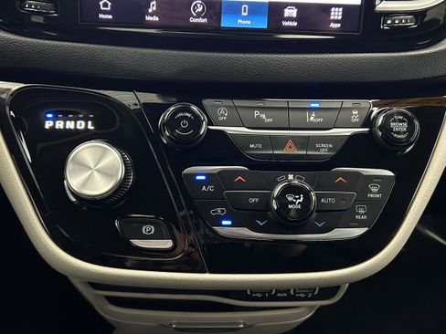 Used 2022 Chrysler Pacifica Touring-L FWD image 10