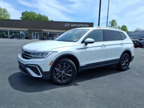 Used 2023 Volkswagen Tiguan SE AWD/4WD image 2