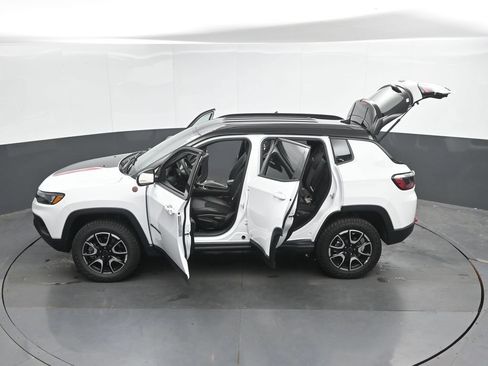 Used 2025 Jeep Compass Trailhawk AWD/4WD image 50
