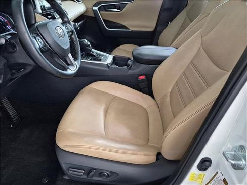 Used 2019 Toyota RAV4 Limited FWD image 16