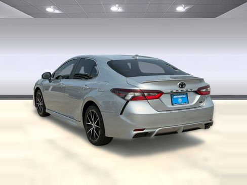 Used 2023 Toyota Camry SE FWD image 3