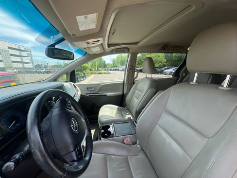 Used 2017 Toyota Sienna XLE w/ XLE Navigation Package AWD/4WD image 10
