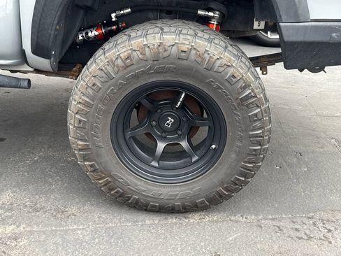 Used 2019 Toyota Tacoma TRD Off-Road AWD/4WD image 5