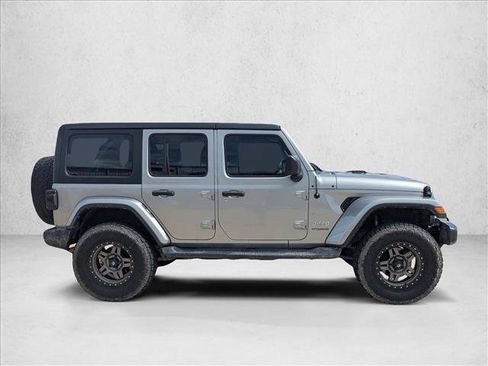Used 2018 Jeep Wrangler Unlimited Sahara AWD/4WD image 4