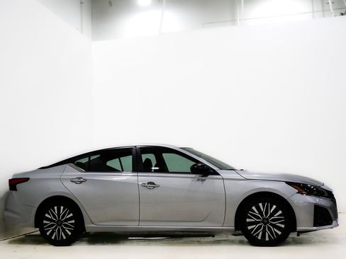 Used 2024 Nissan Altima 2.5 SV image 4