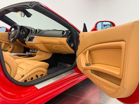 Used 2014 Ferrari California RWD image 29