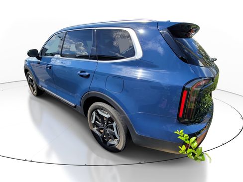 Used 2023 Kia Telluride EX w/ EX Captain's Chair Package AWD/4WD image 6
