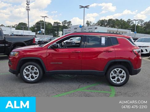 Used 2025 Jeep Compass Latitude AWD/4WD image 4