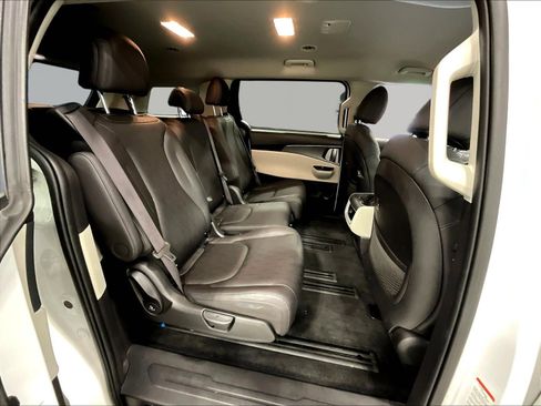 Used 2024 Kia Carnival LX FWD image 25