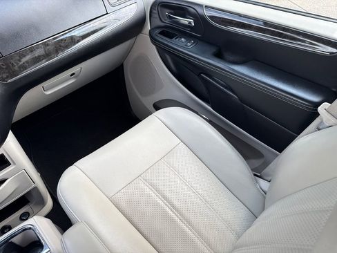 Used 2015 Chrysler Town & Country Touring-L w/ Driver Convenience Group image 15