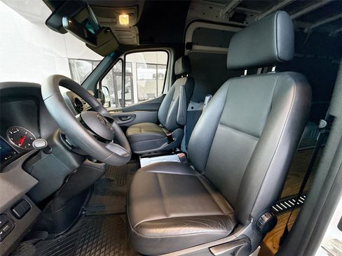 Used 2025 Mercedes-Benz Sprinter 2500 image 2