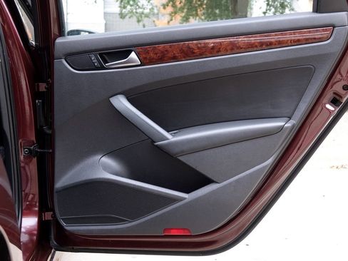 Used 2013 Volkswagen Passat TDI SEL Premium image 39