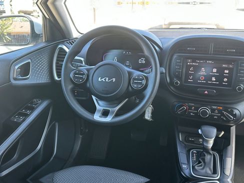 Used 2025 Kia Soul LX w/ LX Technology Package FWD image 32