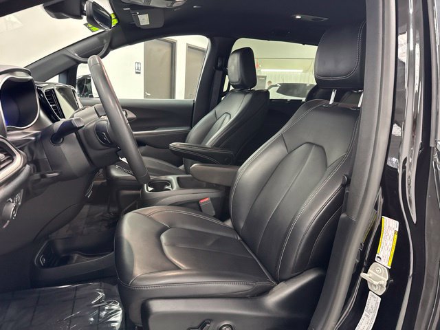 Used 2025 Chrysler Pacifica Select FWD image 16