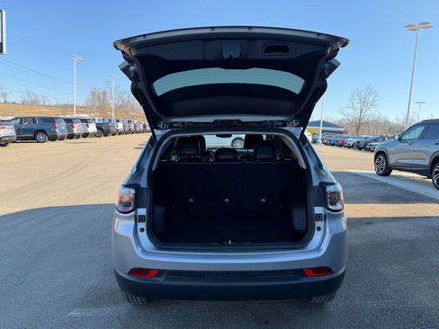 Used 2022 Jeep Compass Latitude image 11