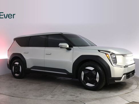 Used 2024 Kia EV9 Light Long Range RWD image 14