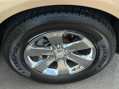 Used 2009 Kia Borrego EX w/ Premium Pkg RWD image 17