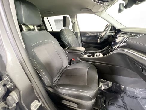 Used 2023 Jeep Grand Cherokee L Laredo image 27