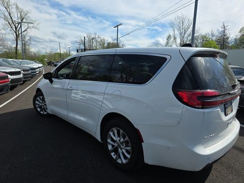 Used 2025 Chrysler Pacifica Select w/ Uconnect Theater Family Group image 19