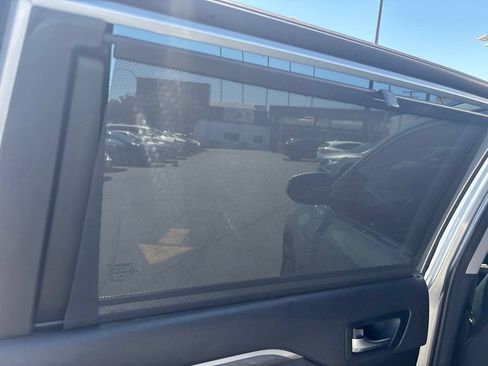 Used 2018 Toyota Highlander Limited Platinum w/ Carpet Mat Package (TMS) AWD/4WD image 17