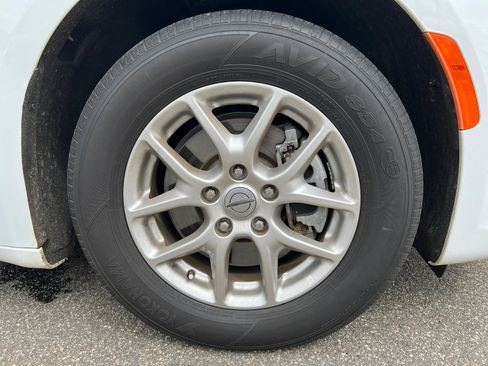 Certified 2024 Chrysler Pacifica Touring-L image 17