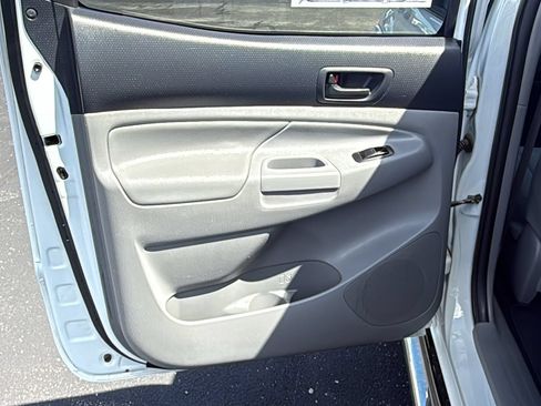 Used 2014 Toyota Tacoma PreRunner w/ SR5 Package RWD image 17