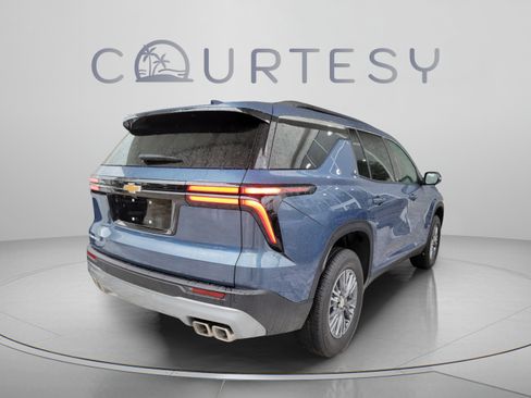 Used 2026 Chevrolet Traverse LT FWD image 3