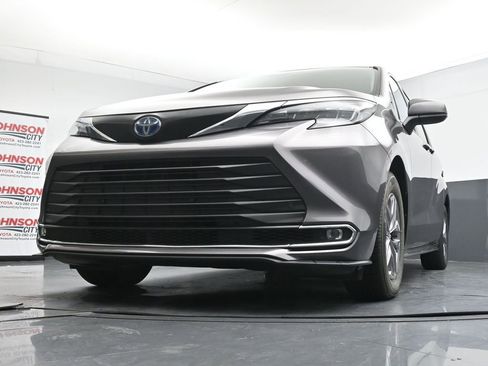 Used 2024 Toyota Sienna XLE FWD image 34