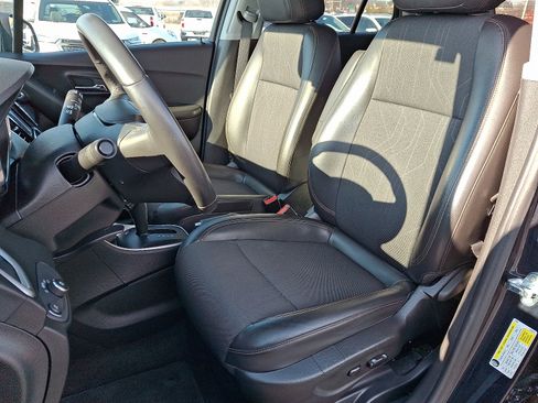 Used 2022 Chevrolet Trax LT w/ LT Convenience Package image 13