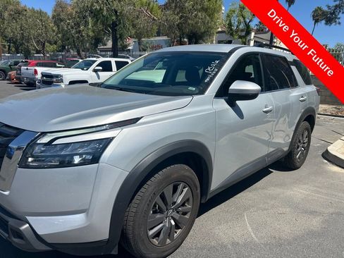 Used 2025 Nissan Pathfinder SV FWD image 2