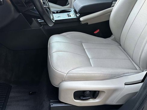 Used 2018 Land Rover Discovery SE image 10