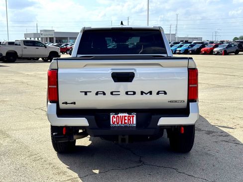 Used 2024 Toyota Tacoma TRD Off-Road image 9