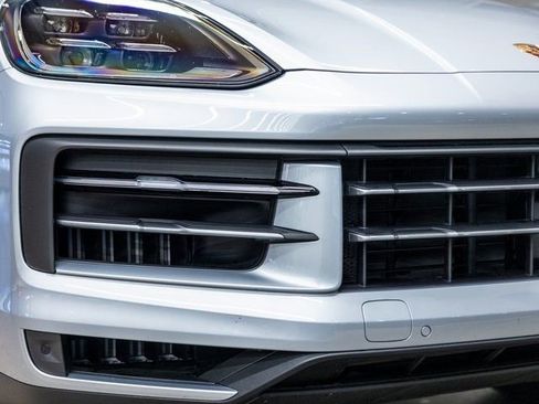 Certified 2025 Porsche Cayenne AWD/4WD image 16