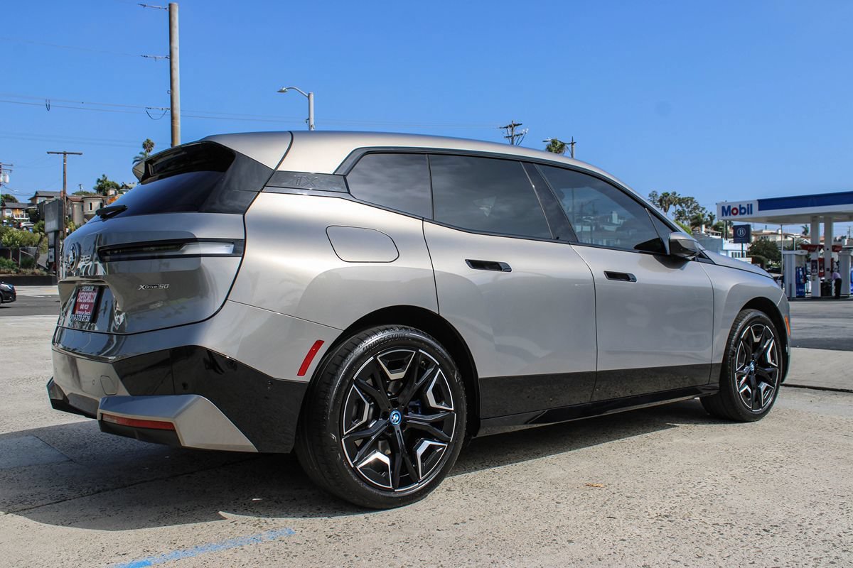 Used 2024 BMW iX xDrive50 w/ Sport Package AWD/4WD image 6