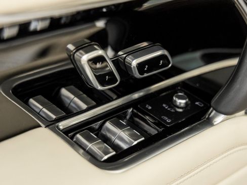 Used 2025 Land Rover Range Rover Long Wheelbase Autobiography image 16