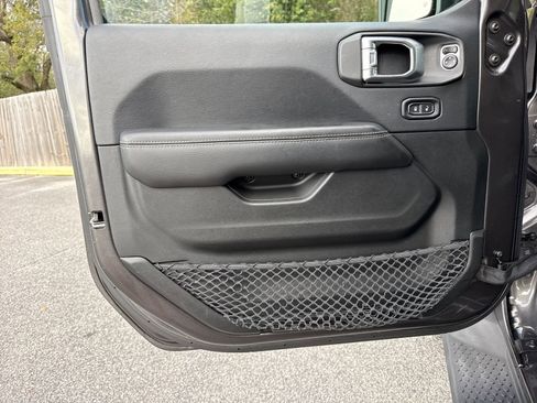 Used 2018 Jeep Wrangler Unlimited Sahara image 13