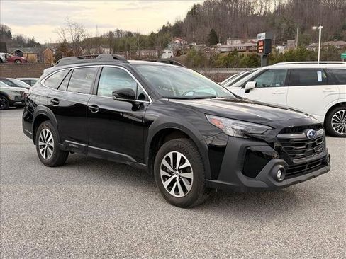 Used 2025 Subaru Outback Premium image 12