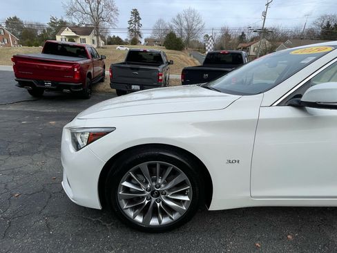 Used 2019 INFINITI Q50 Luxe w/ Essential Package (3.0T Luxe) image 2