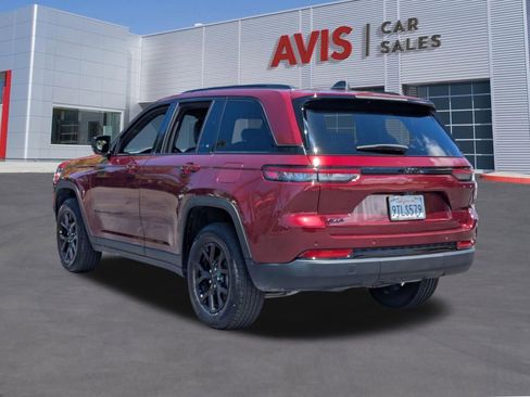 Used 2025 Jeep Grand Cherokee Altitude AWD/4WD image 9