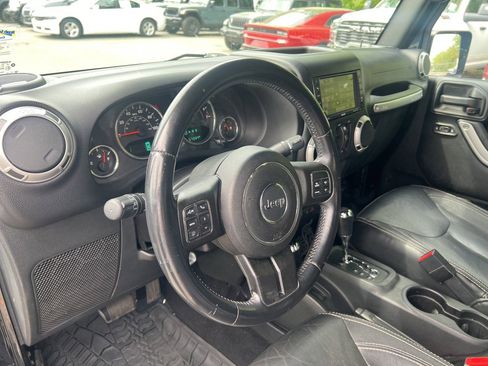 Used 2015 Jeep Wrangler Unlimited Sahara w/ Connectivity Group AWD/4WD image 15