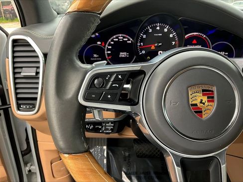 Used 2022 Porsche Cayenne AWD/4WD image 11