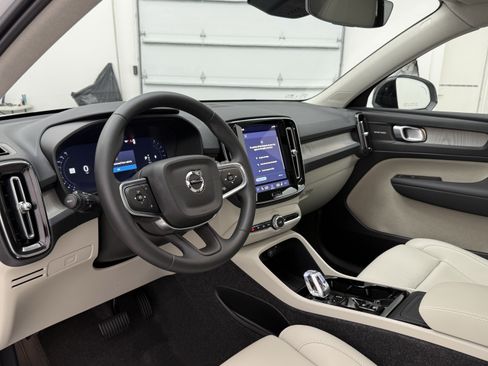 Used 2025 Volvo XC40 B5 Ultra AWD/4WD image 14