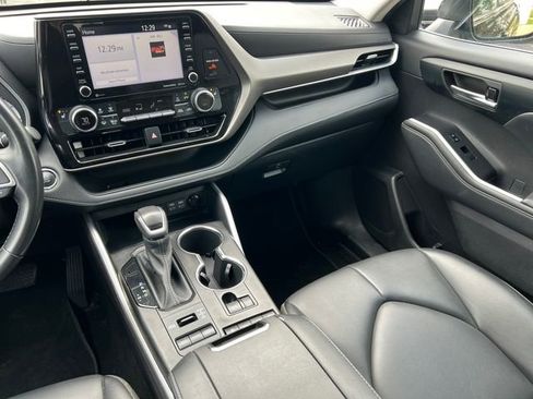 Used 2022 Toyota Highlander XLE AWD/4WD image 36