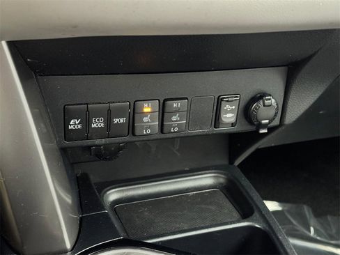 Used 2017 Toyota RAV4 Limited image 26