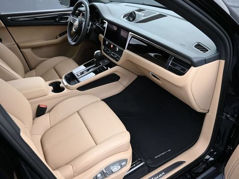 Certified 2025 Porsche Macan AWD/4WD image 32